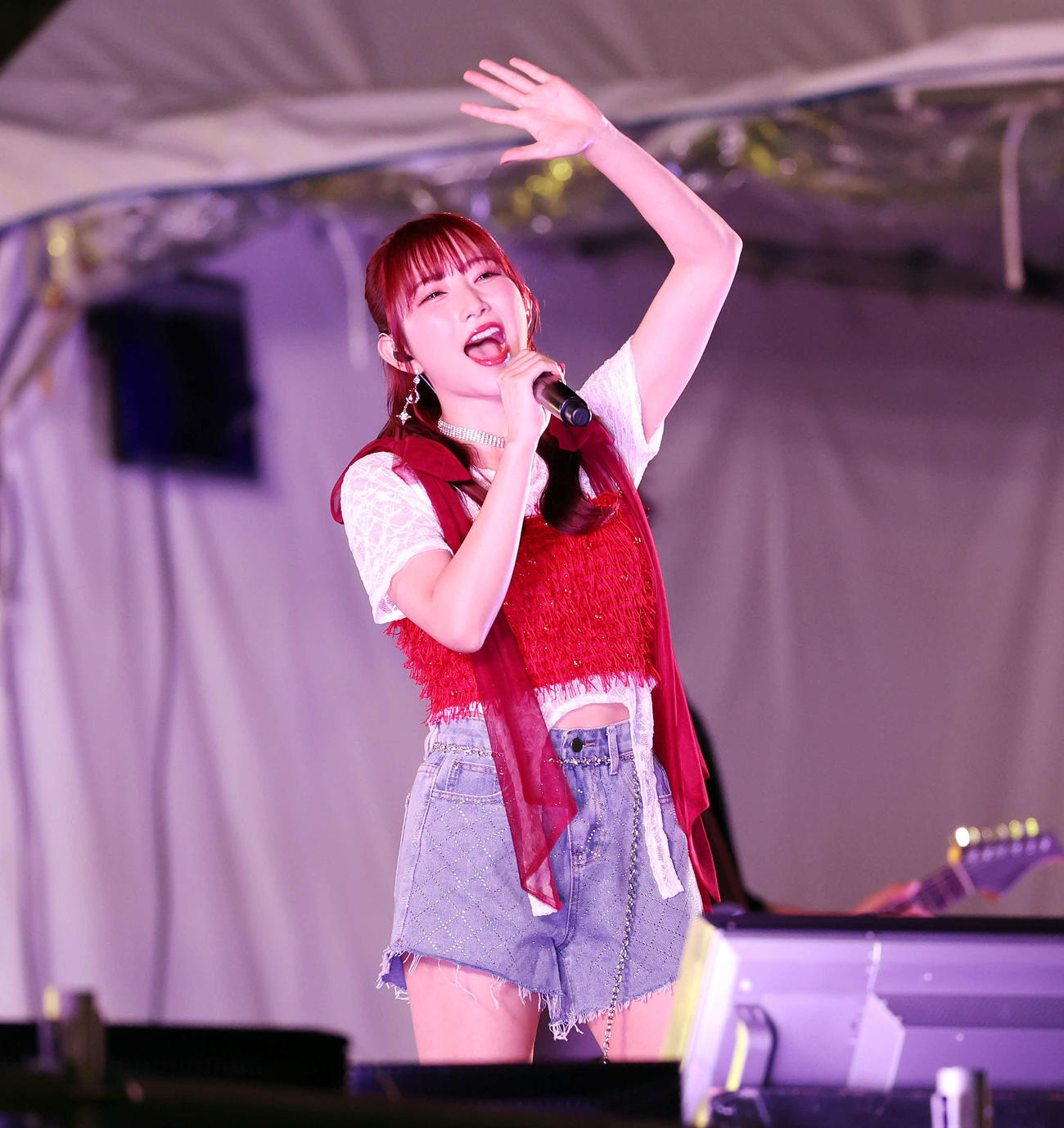 秩父宮ラグビー場でのライブで熱唱する青山なぎさ（撮影・宮地輝）