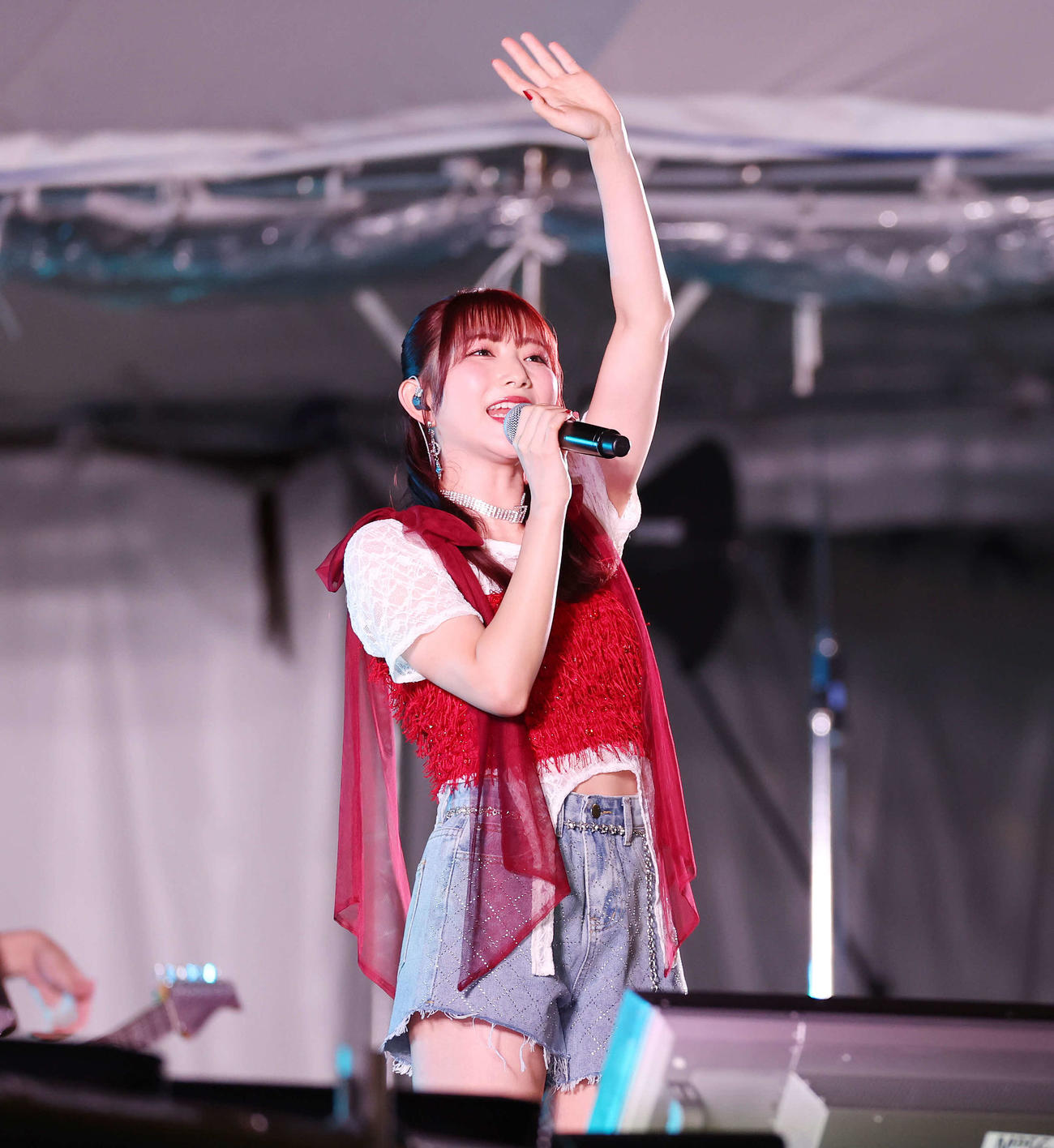 秩父宮ラグビー場でのライブに登場した青山なぎさ（撮影・宮地輝）