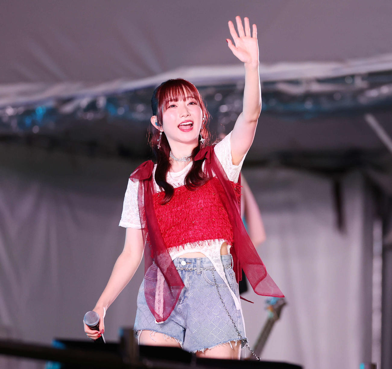 秩父宮ラグビー場でのライブに登場した青山なぎさ（撮影・宮地輝）