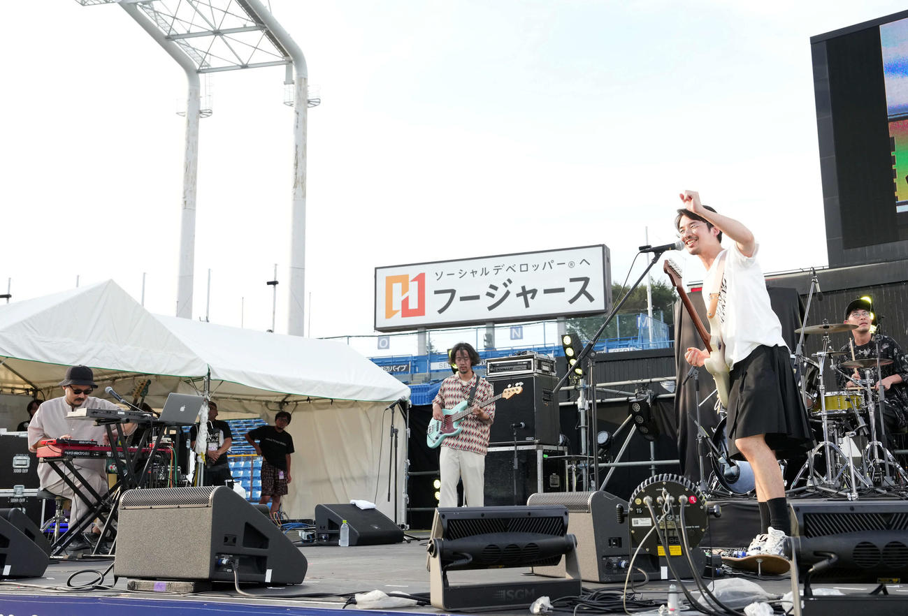 オープニングアクトを飾ったtokonoma（撮影・たえ見朱実）