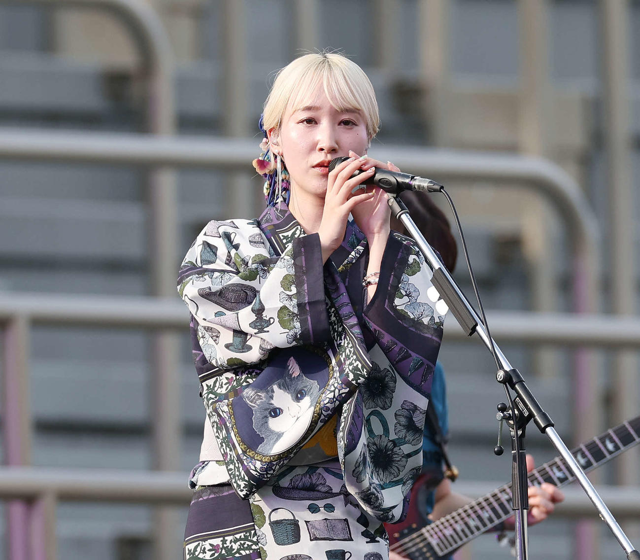 秩父宮ラグビー場でのライブに登場した乃紫（撮影・宮地輝）