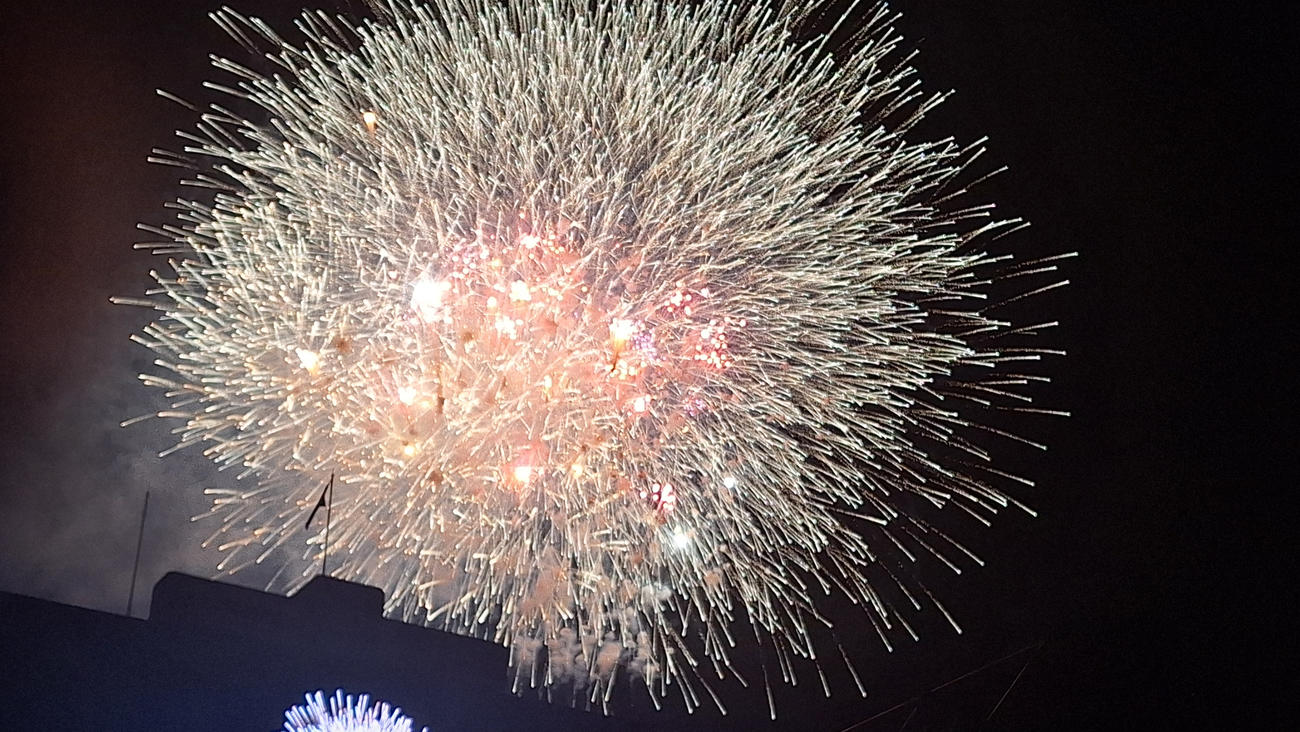 打ち上げられた花火（撮影・田中一匡）
