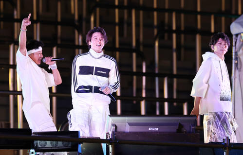 秩父宮ラグビー場でのライブでパフォーマンスするLead（撮影・宮地輝）