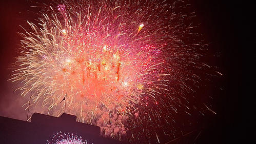 打ち上げられた花火（撮影・田中一匡）
