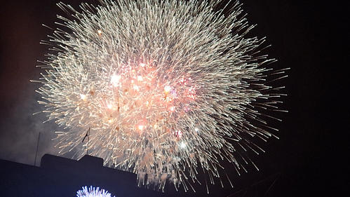 打ち上げられた花火（撮影・田中一匡）
