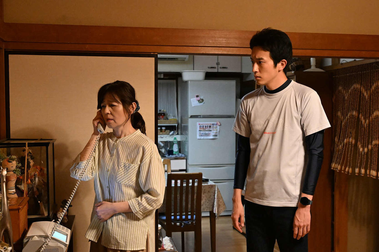 カンテレ・フジテレビ系「マウンテンドクター」より石野真子、杉野遥亮（C）カンテレ