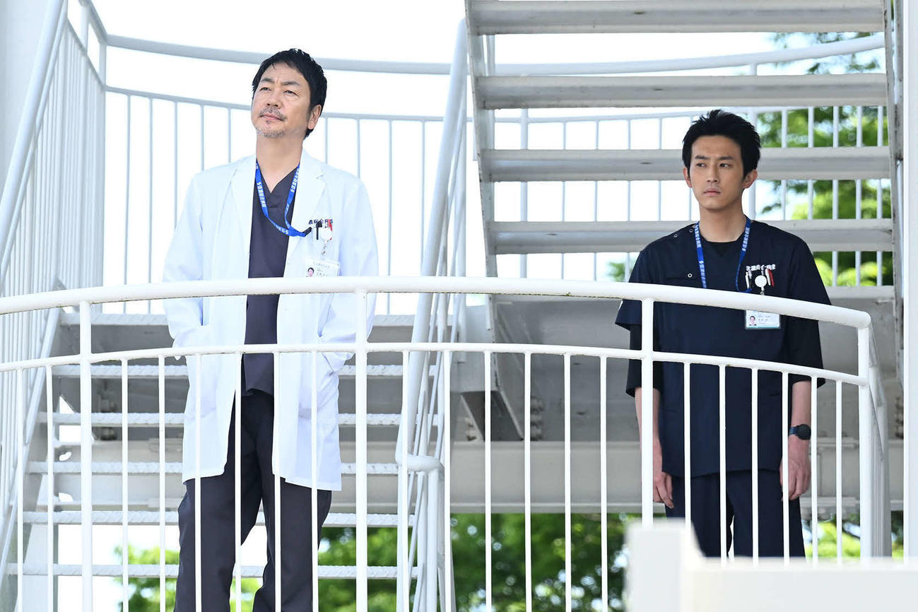 カンテレ・フジテレビ系「マウンテンドクター」より大森南朋、杉野遥亮（C）カンテレ