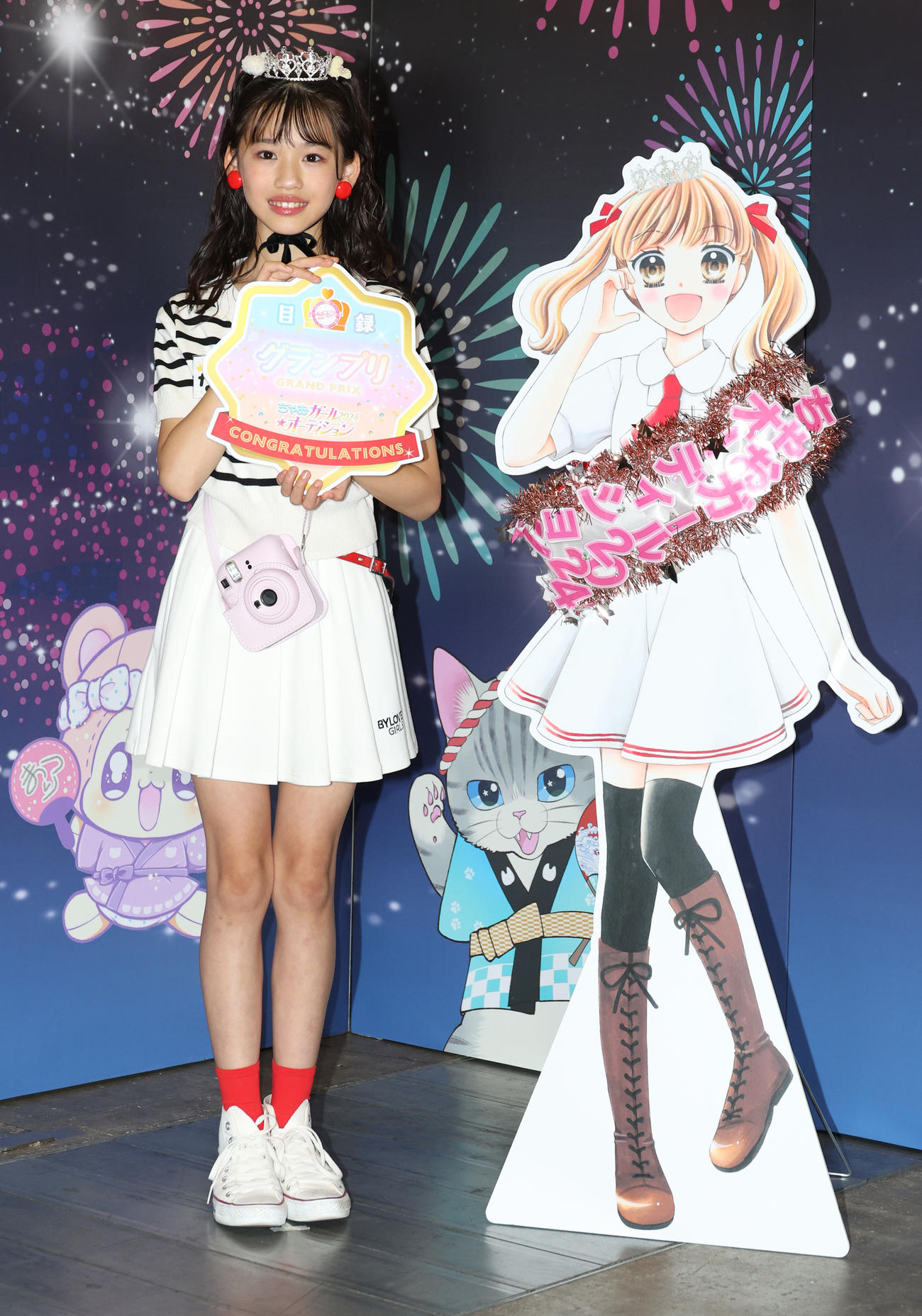 ちゃおガール2024グランプリに輝き記念撮影するなぎささん（撮影・中島郁夫）
