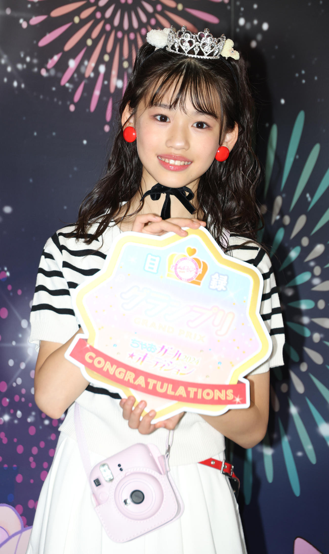 ちゃおガール2024グランプリに輝き記念撮影するなぎささん（撮影・中島郁夫）