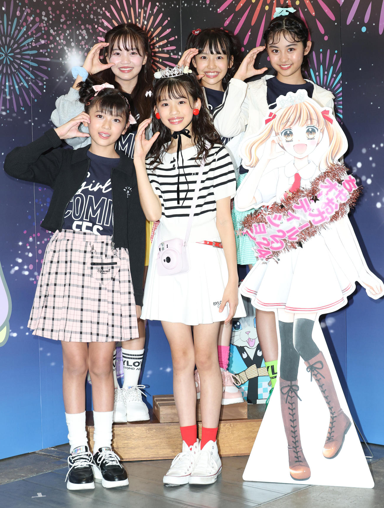 歴代受賞者と記念撮影するちゃおガール2024グランプリなぎささん（前列左から2人目）。前列左端は大西めいさ、後列左から大島美優、泉沙和香、水上あきら（撮影・中島郁夫）