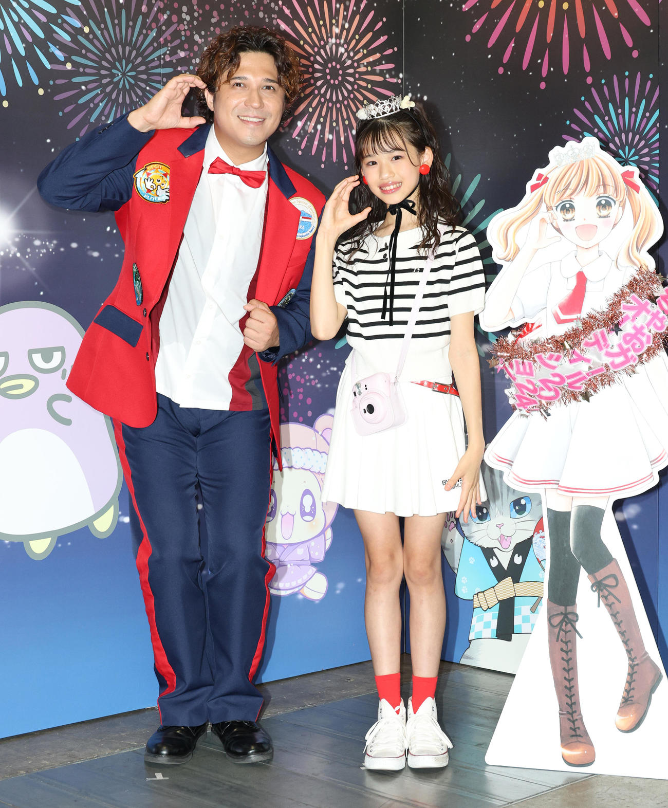 MCの木村昴（左）と記念撮影するちゃおガール2024グランプリに輝いたなぎささん（撮影・中島郁夫）