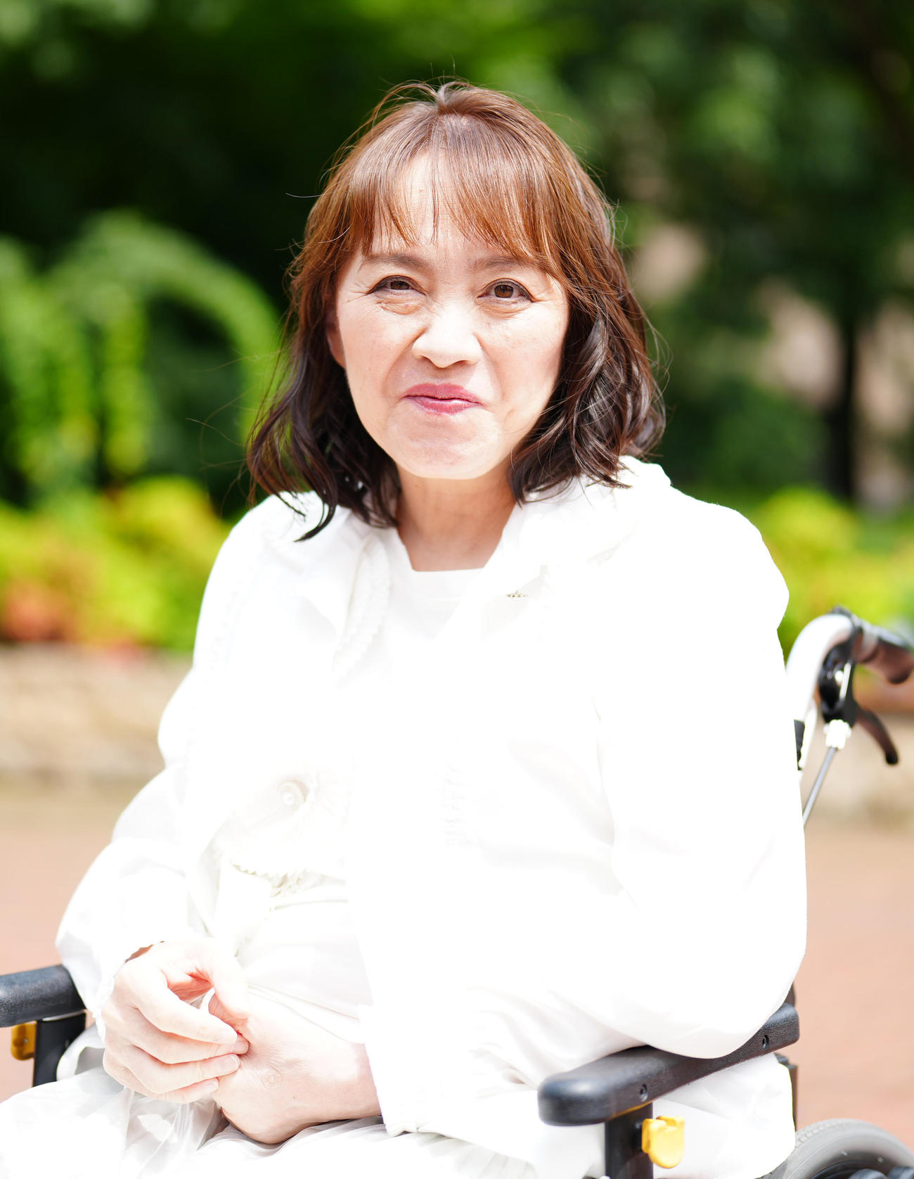 インタビューに臨む歌手の井上あずみ（撮影・江口和貴）