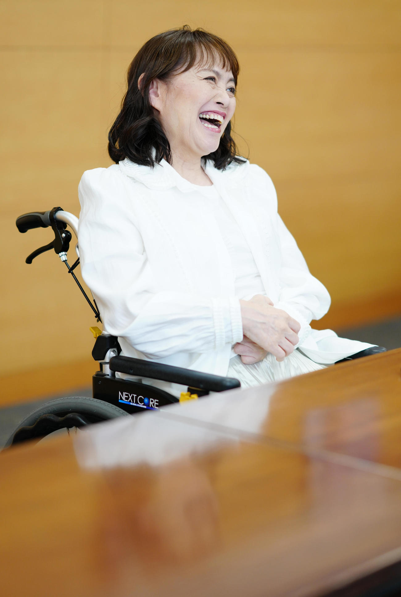 インタビューに臨む歌手の井上あずみ（撮影・江口和貴）