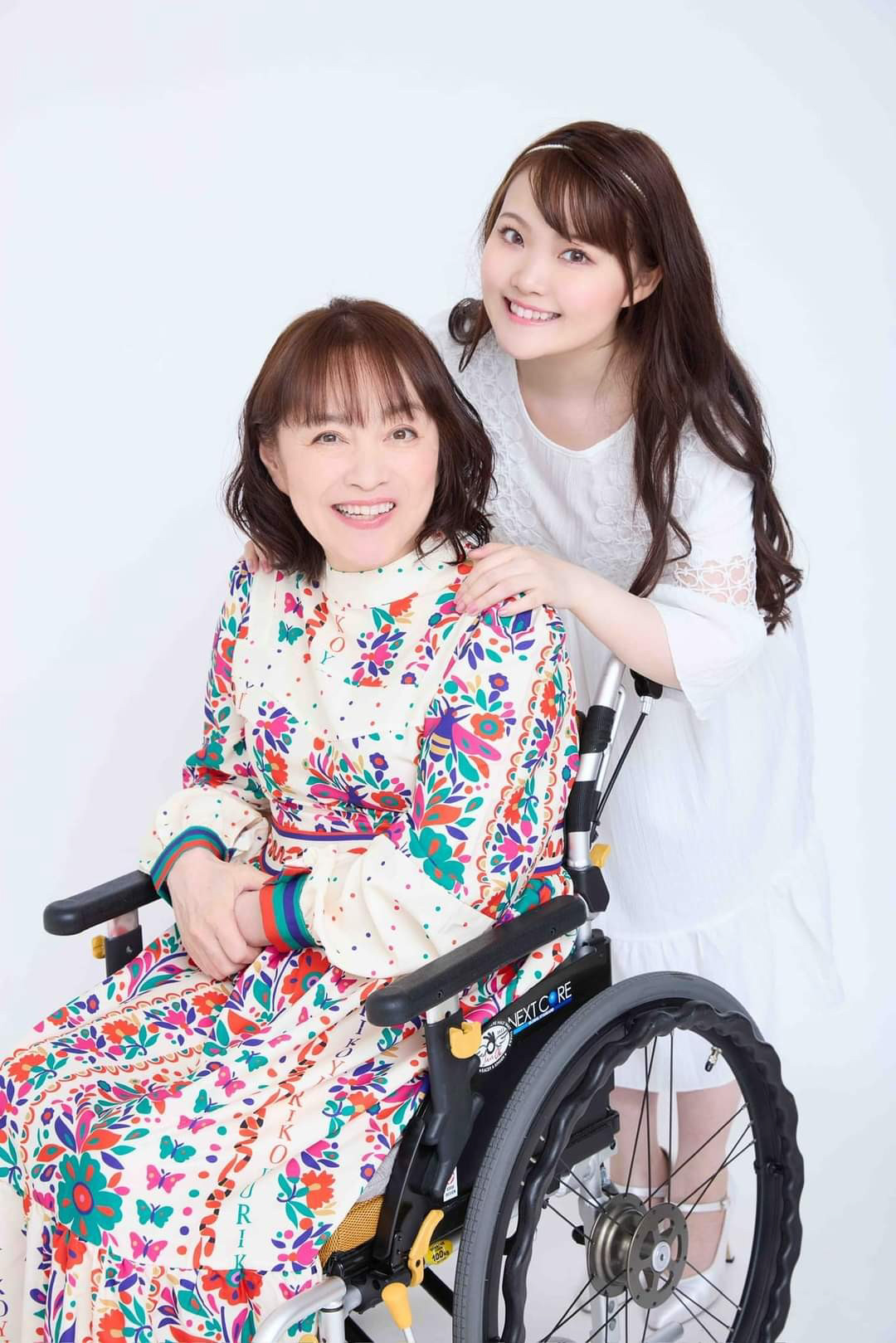 母井上あずみ（左）を支える愛娘で歌手の今尾侑夕