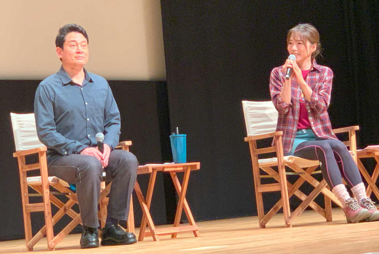 第8回「山の日」全国大会記念式典でアルピニスト野口健（左）とトークショーを行った「山の日アンバサダー」の釈由美子（右）
