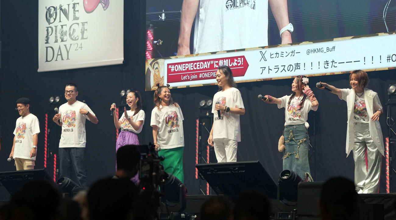 ステージに登壇したベガパンク声優陣。左から多田野曜平（Dr．ベガパンク）、阪口周平（シャカ）、平野綾（リリス）、白石涼子（エジソン）、川島得愛（ピタゴラス）、本渡楓（アトラス）、田村睦心（ヨーク）。（　）は役柄（撮影・たえ見朱実）