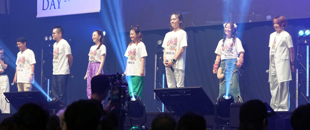 ステージに登壇したベガパンク声優陣。左から多田野曜平（Dr．ベガパンク）、阪口周平（シャカ）、平野綾（リリス）、白石涼子（エジソン）、川島得愛（ピタゴラス）、本渡楓（アトラス）、田村睦心（ヨーク）。（　）は役柄（撮影・たえ見朱実）