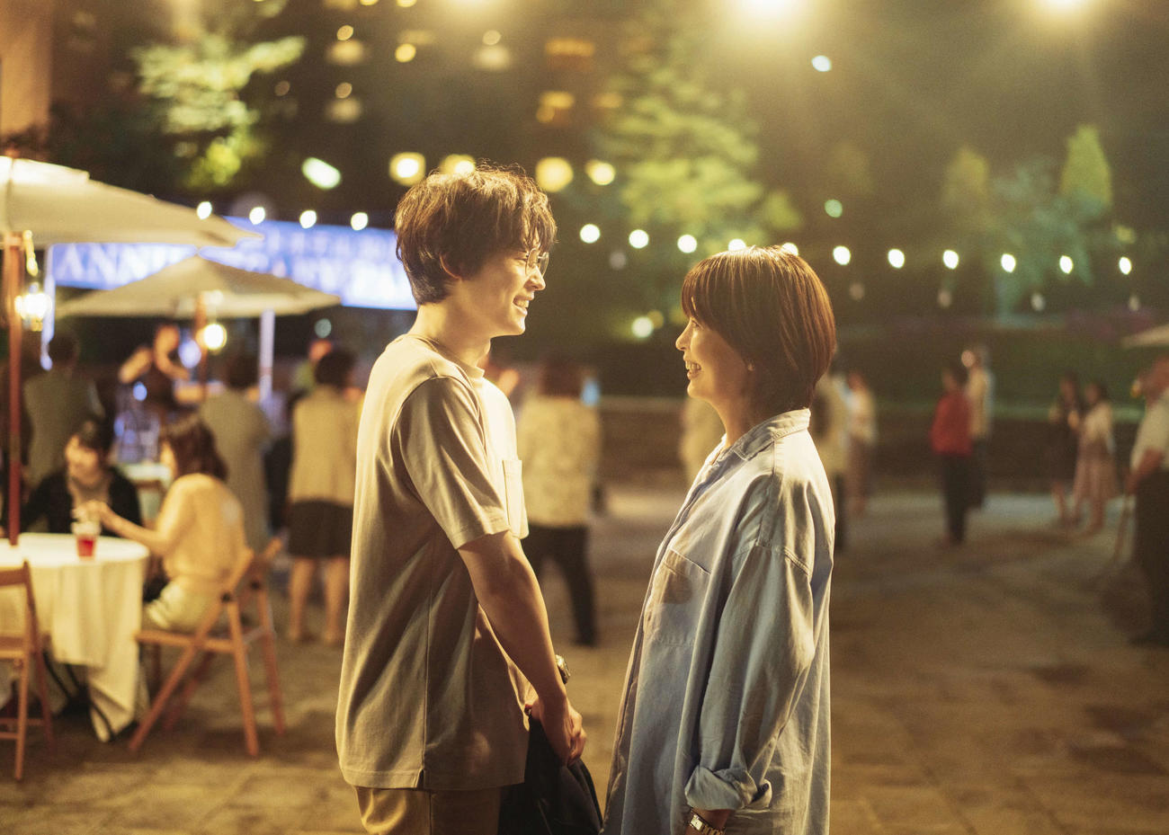 映画「1ST KISS　ファーストキス」に主演する松たか子（右）。左は松村北斗