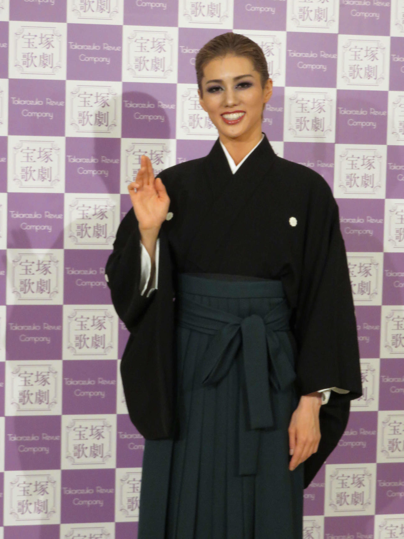 本拠地の宝塚大劇場に別れを告げた雪組トップ彩風咲奈（撮影・村上久美子）