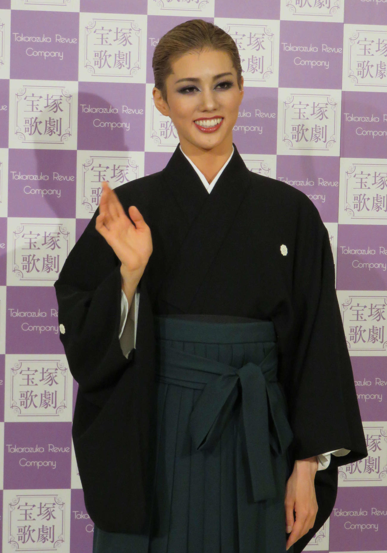 宝塚大劇場千秋楽を終え、会見した雪組トップ彩風咲奈（撮影・村上久美子）