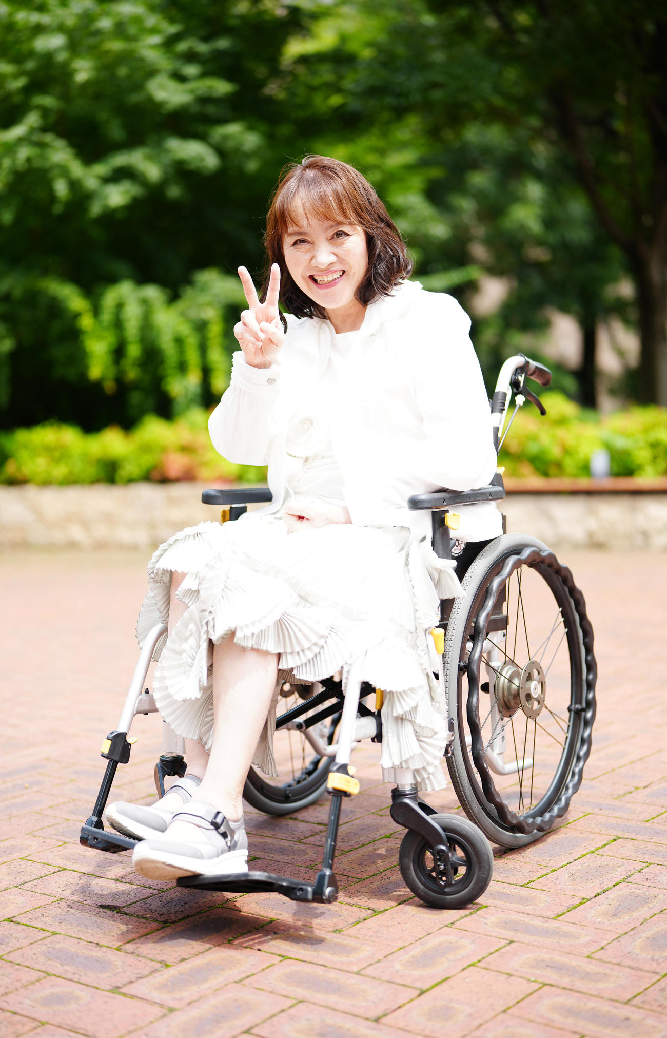 ピースサインで笑顔を見せる歌手の井上あずみ（撮影・江口和貴）