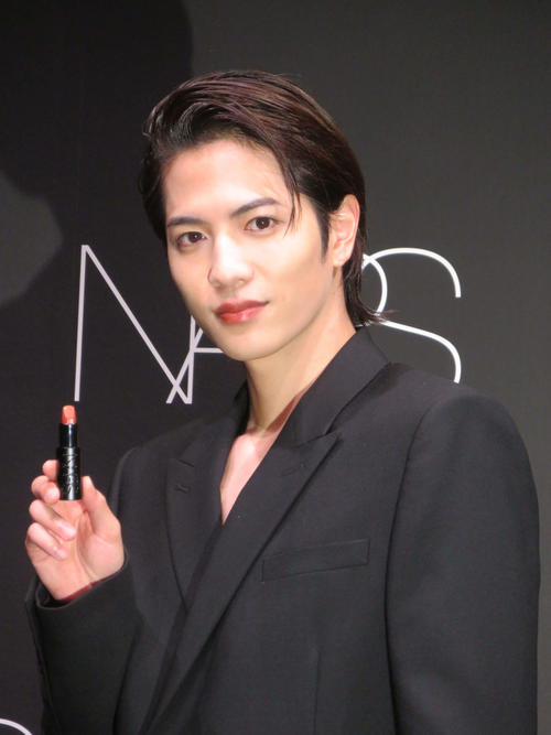 志尊淳「軽い気持ちではできないと」日本人初の「Friend of NARS」就任