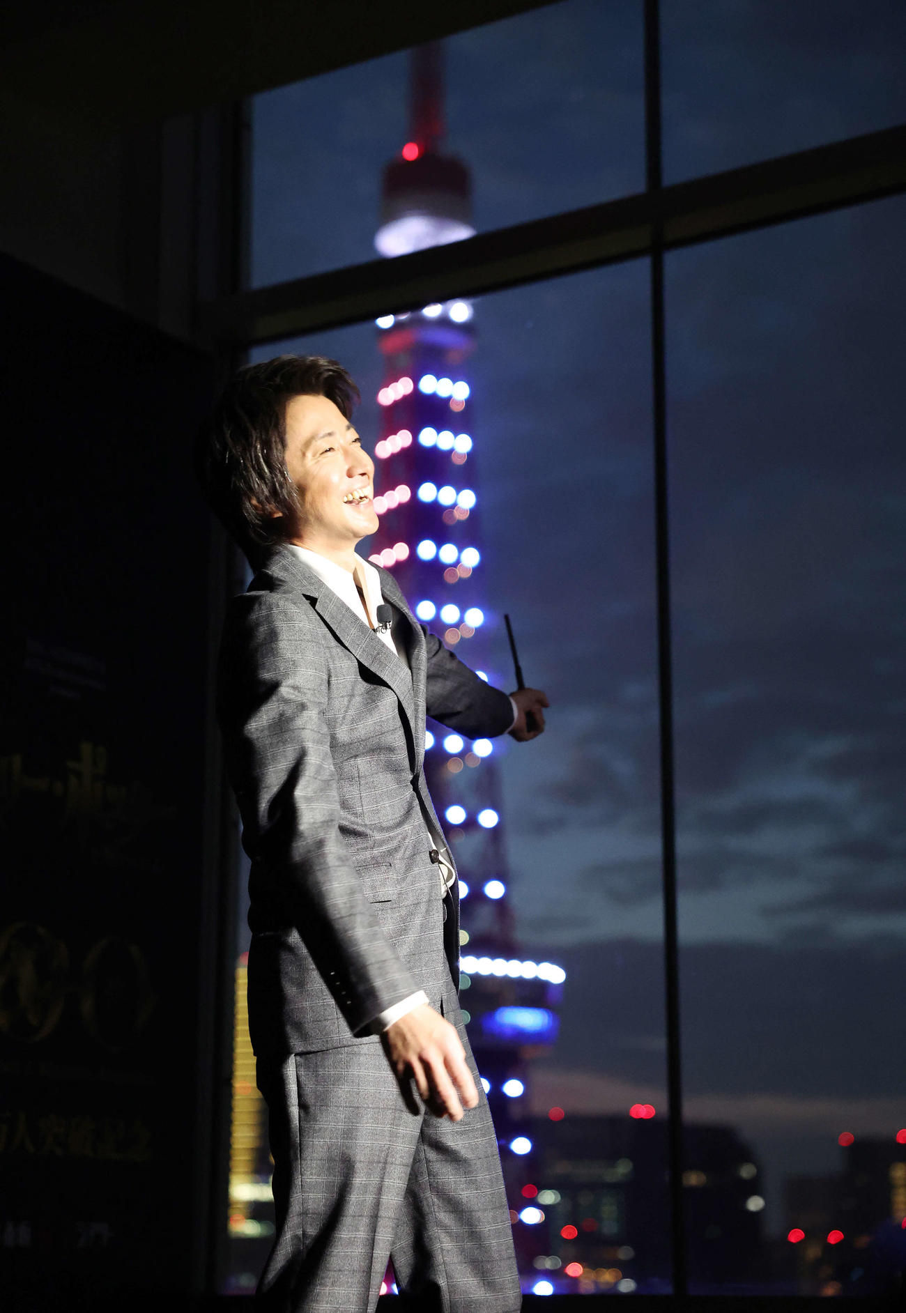 舞台「ハリー・ポッターと呪いの子」総観客数100万人突破記念イベントで魔法で東京タワーを点灯させる藤原竜也（撮影・宮地輝）