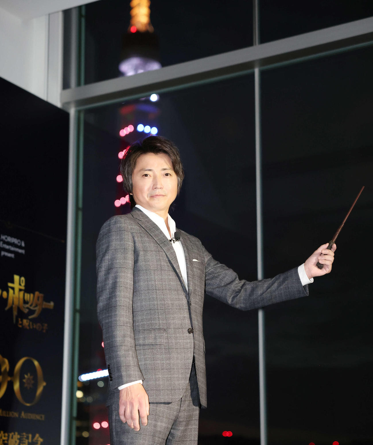 舞台「ハリー・ポッターと呪いの子」総観客数100万人突破記念イベントで魔法で東京タワーを点灯させた藤原竜也（撮影・宮地輝）