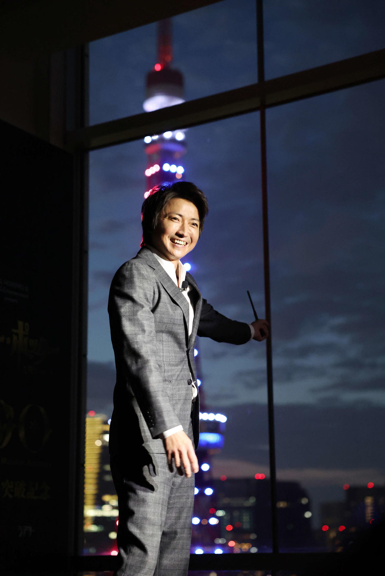 舞台「ハリー・ポッターと呪いの子」総観客数100万人突破記念イベントで魔法で東京タワーを点灯させる藤原竜也（撮影・宮地輝）