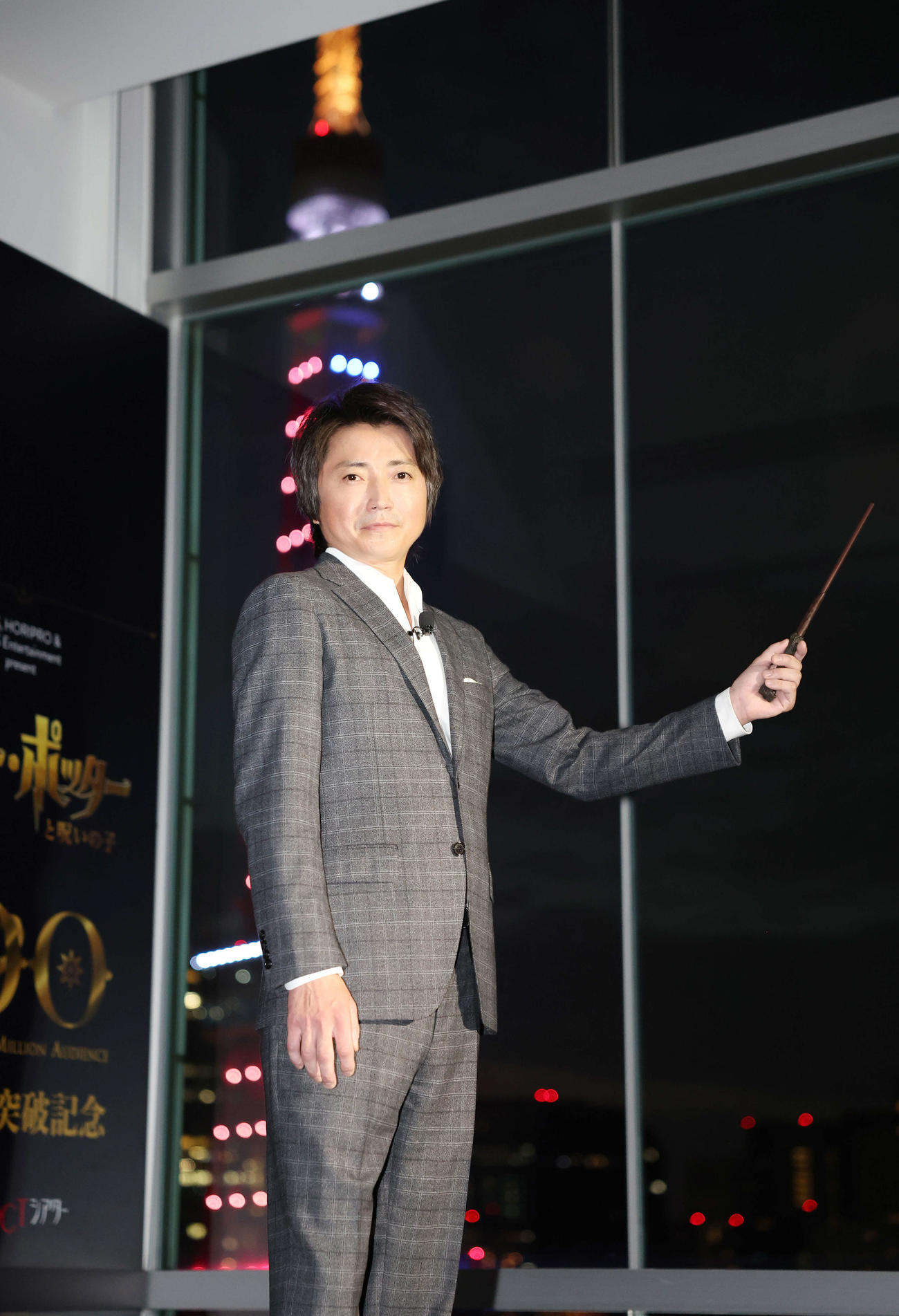 舞台「ハリー・ポッターと呪いの子」総観客数100万人突破記念イベントで魔法で東京タワーを点灯させた藤原竜也（撮影・宮地輝）