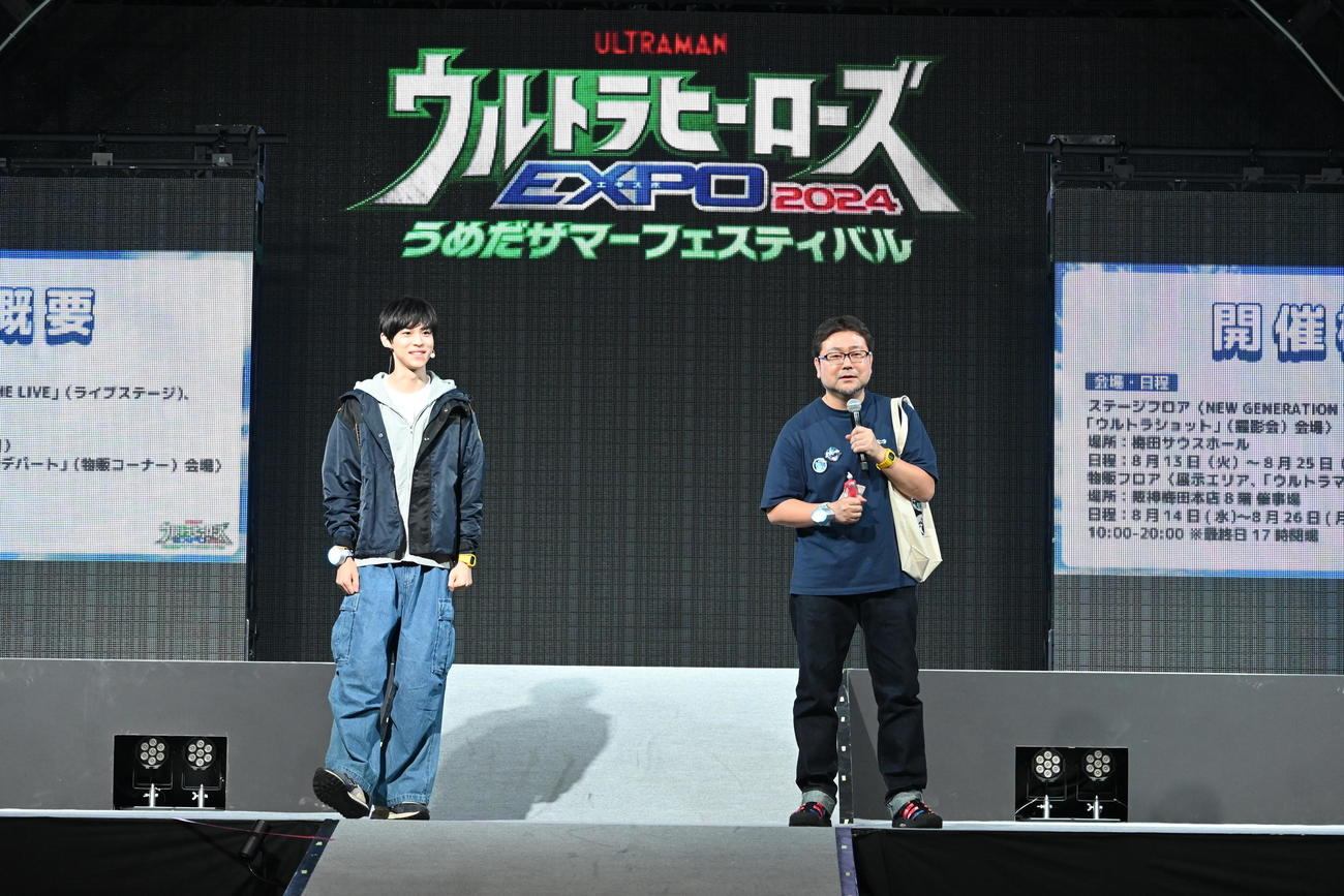 大阪市内で「ウルトラヒーローズEXPO 2024　うめだサマーフェスティバル」のオープニングセレモニーに登壇した戸塚有輝（左）辻本貴則監督（撮影・松浦隆司）