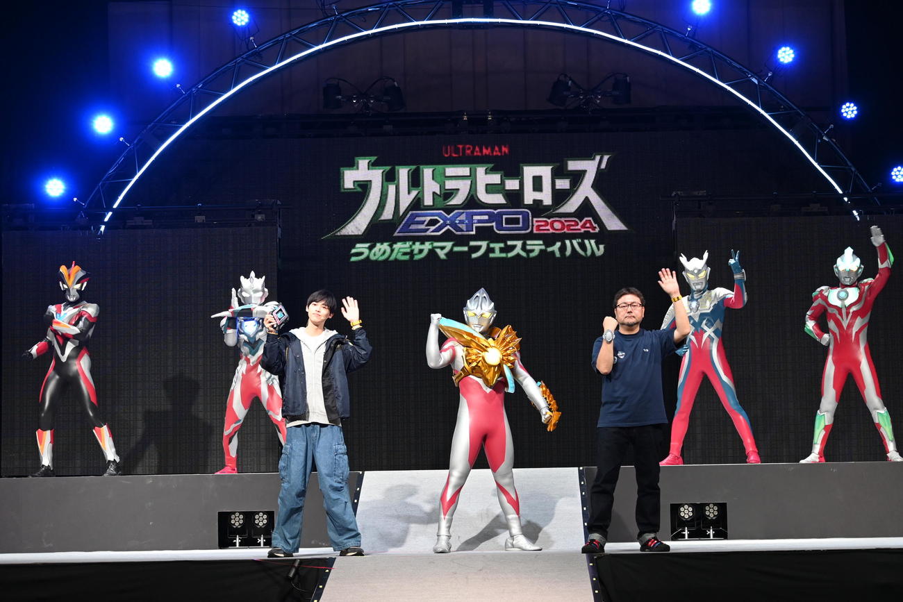後列左からウルトラマンビクトリー、ウルトラマンゼット、ウルトラマンゼロ、ウルトラマンギンガ、前列左から戸塚有輝、ウルトラマンアーク、辻本貴則監督（撮影・松浦隆司）