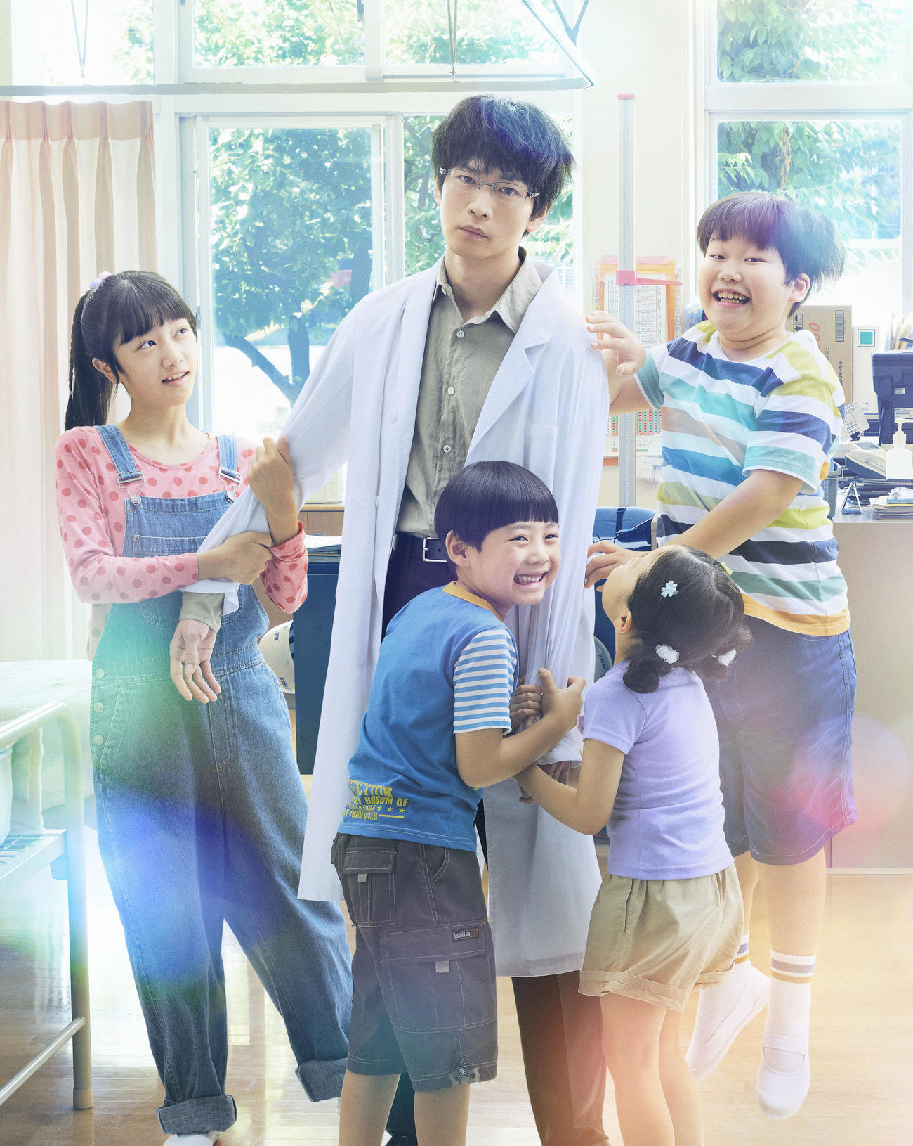 日本テレビ系連続ドラマ「放課後カルテ」で主演を務める松下洸平（中央）