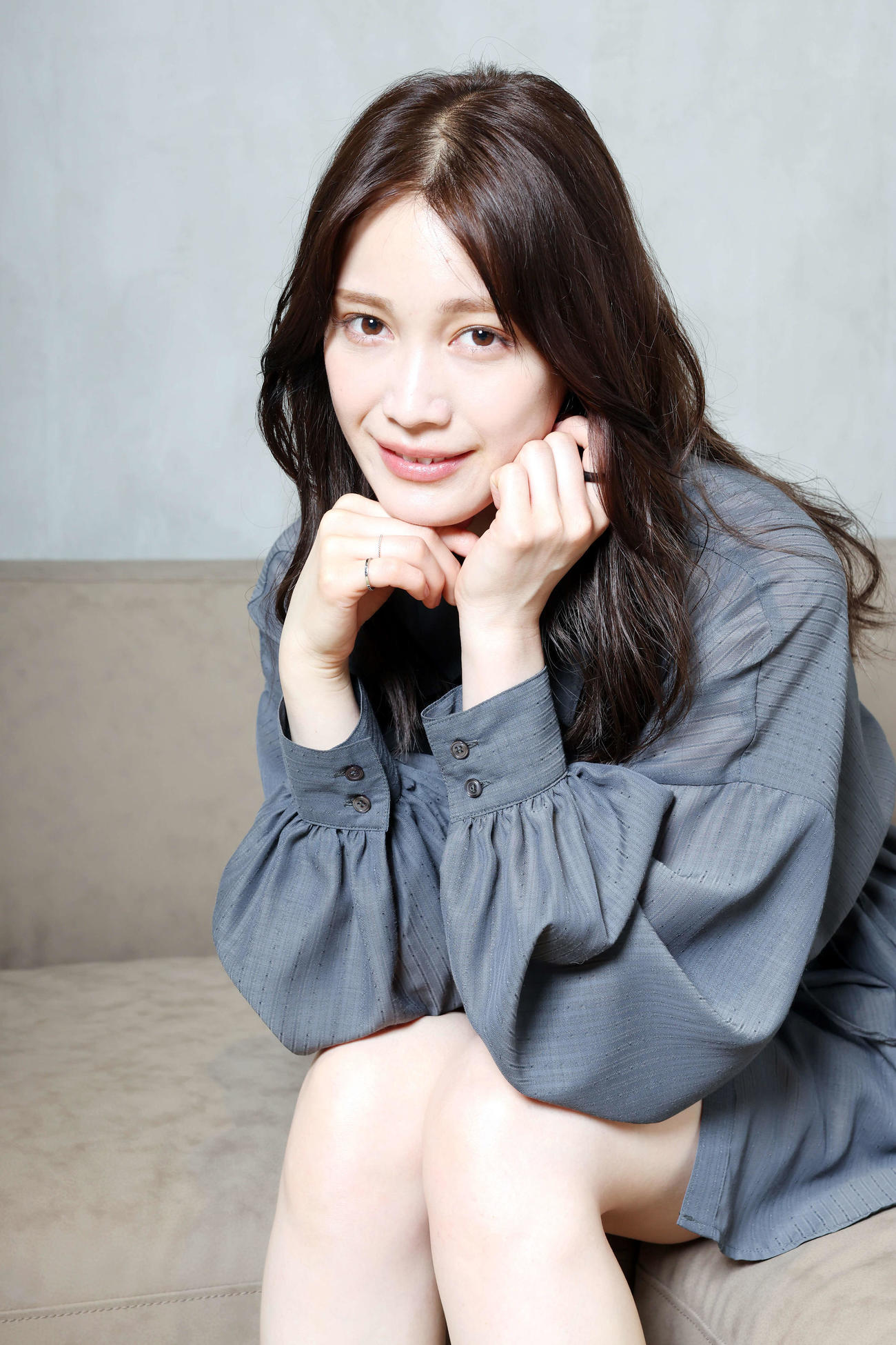 ドラマ「完璧ワイフによる完璧な復讐計画」で主演の中村ゆりかはクールで美しい表情を見せる（撮影・宮地輝）