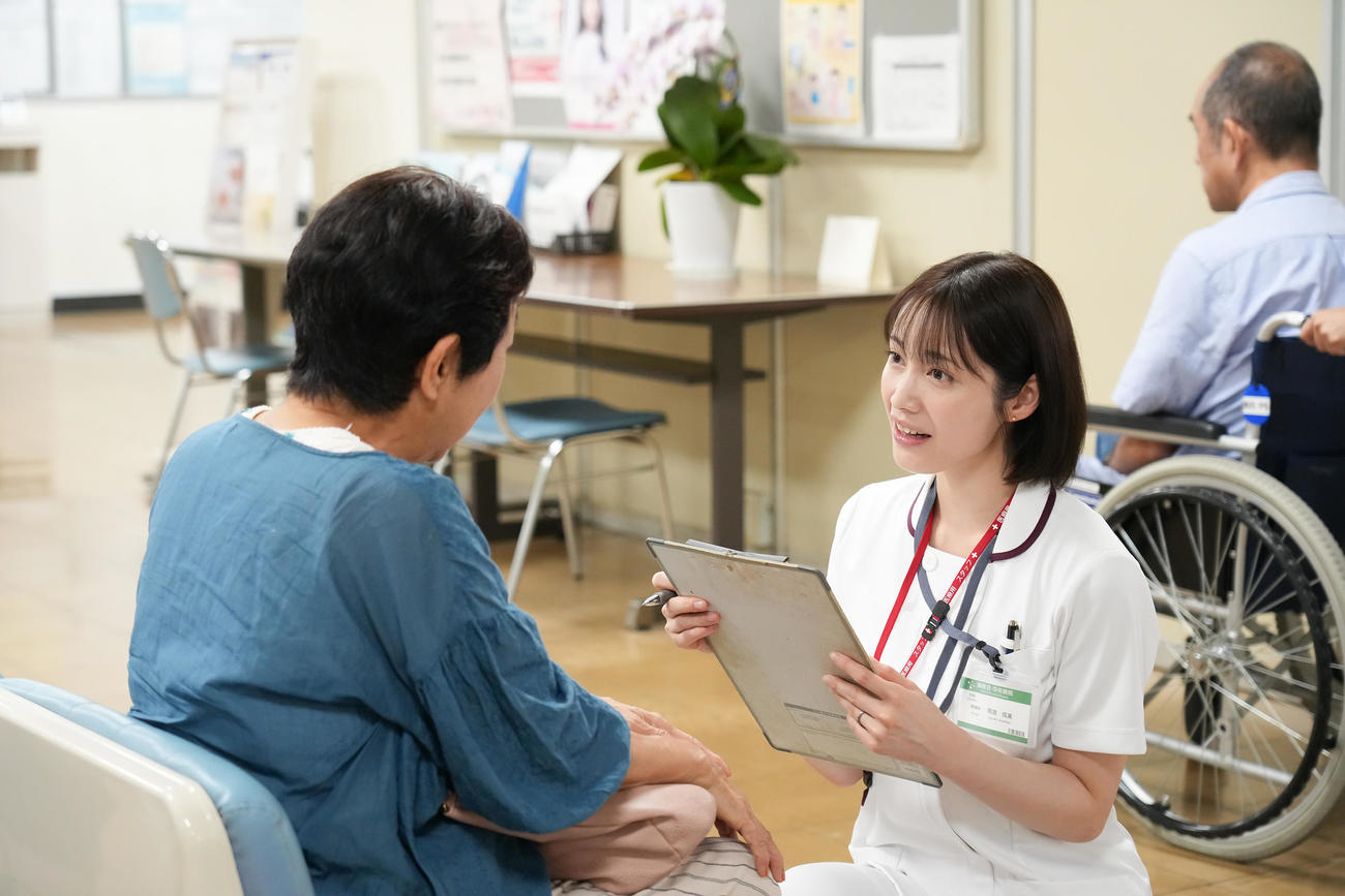 看護師として乃仕事を完璧にこなす成美（C）「完璧ワイフによる完璧な復讐計画」製作委員会・MBS