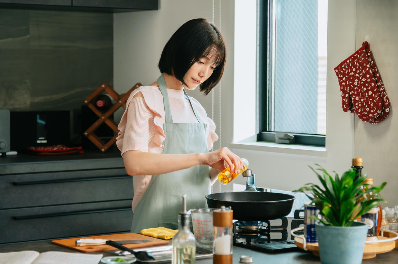 主婦としても家事を完璧にこなす成美（C）「完璧ワイフによる完璧な復讐計画」製作委員会・MBS