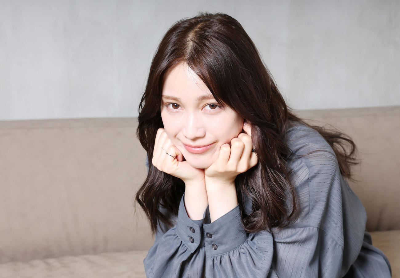 ドラマ「完璧ワイフによる完璧な復讐計画」で主演の中村ゆりかはクールで美しい表情を見せる（撮影・宮地輝）