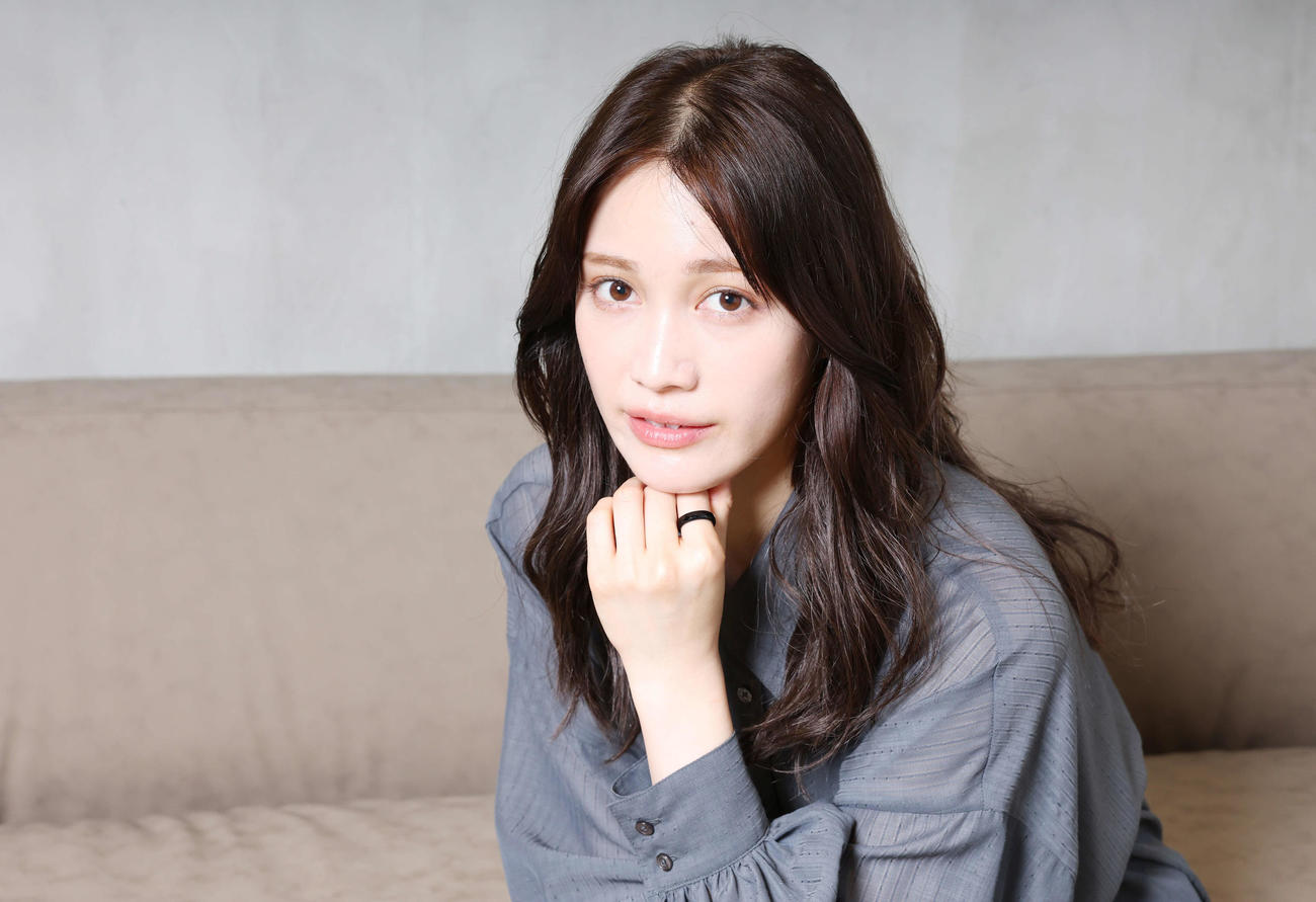 ドラマ「完璧ワイフによる完璧な復讐計画」で主演の中村ゆりかはクールで美しい表情を見せる（撮影・宮地輝）