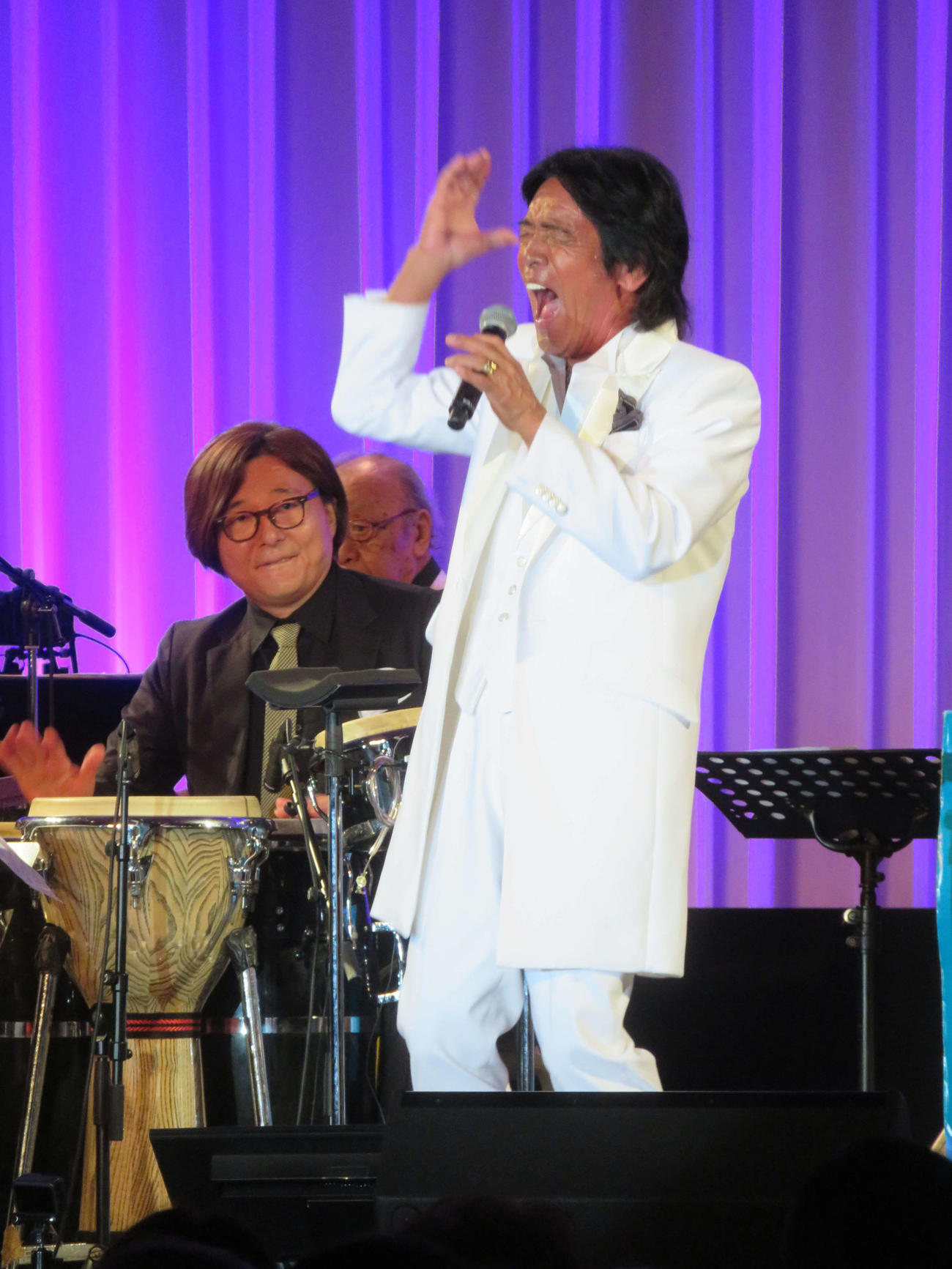 「インペリアル　ジャズ　2024」で「愛のメモリー　JAZZ ver」を熱唱する松崎しげる（撮影・村上幸将）
