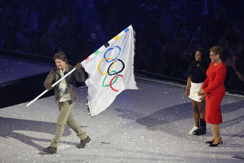 トム・クルーズが運んだはずだが？五輪旗が１日遅れでロサンゼルス到着「私たちはだまされた」