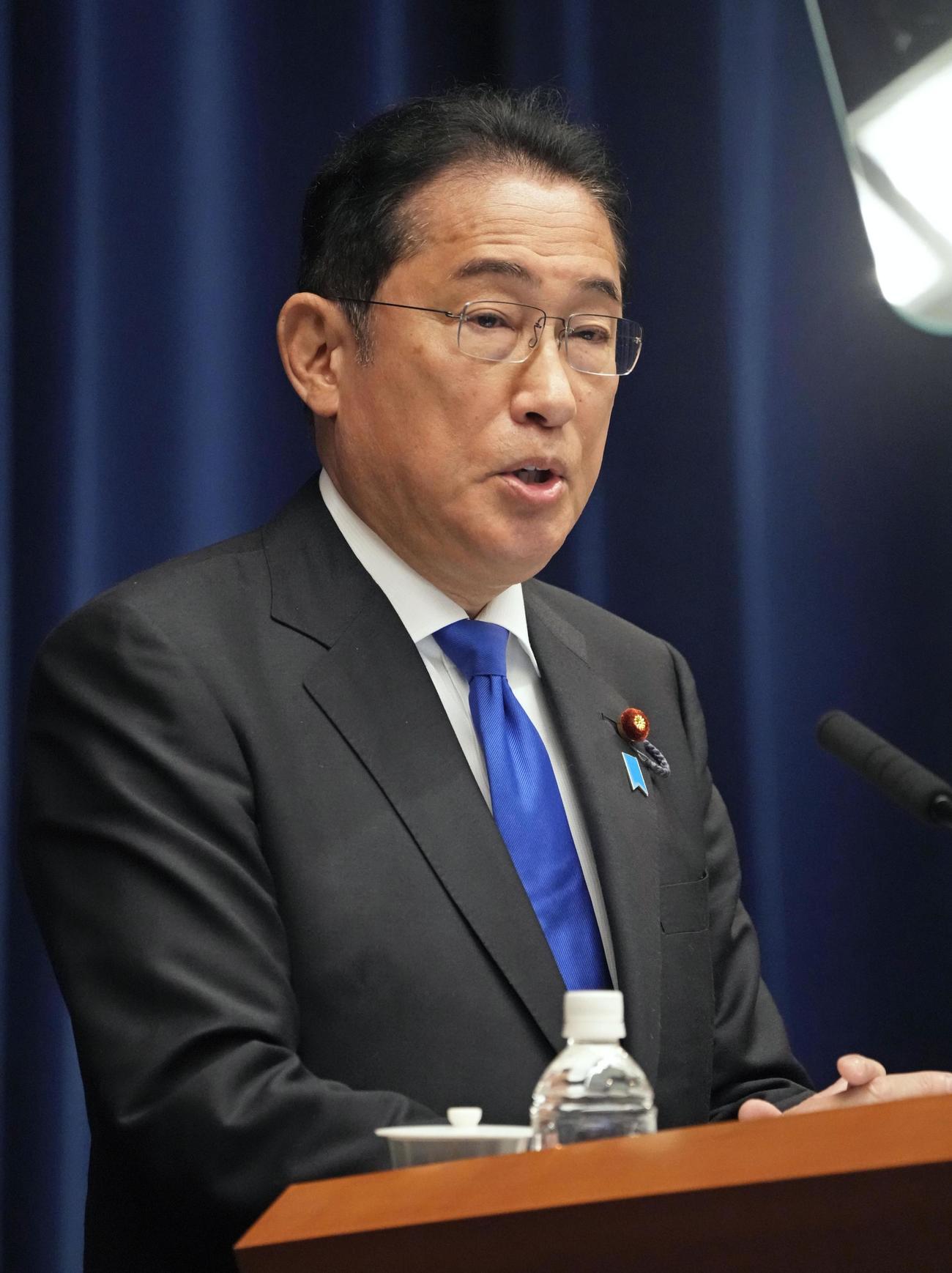 記者会見で自民党総裁選への不出馬を表明する岸田首相（共同）