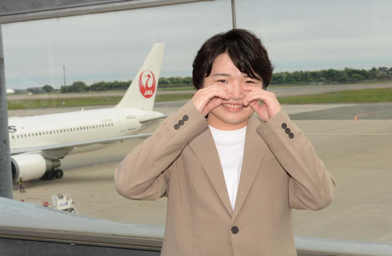 奥尻島へ飛ぶ飛行機が着陸できずに函館空港へ逆戻り。泣きまねをする小山雄大