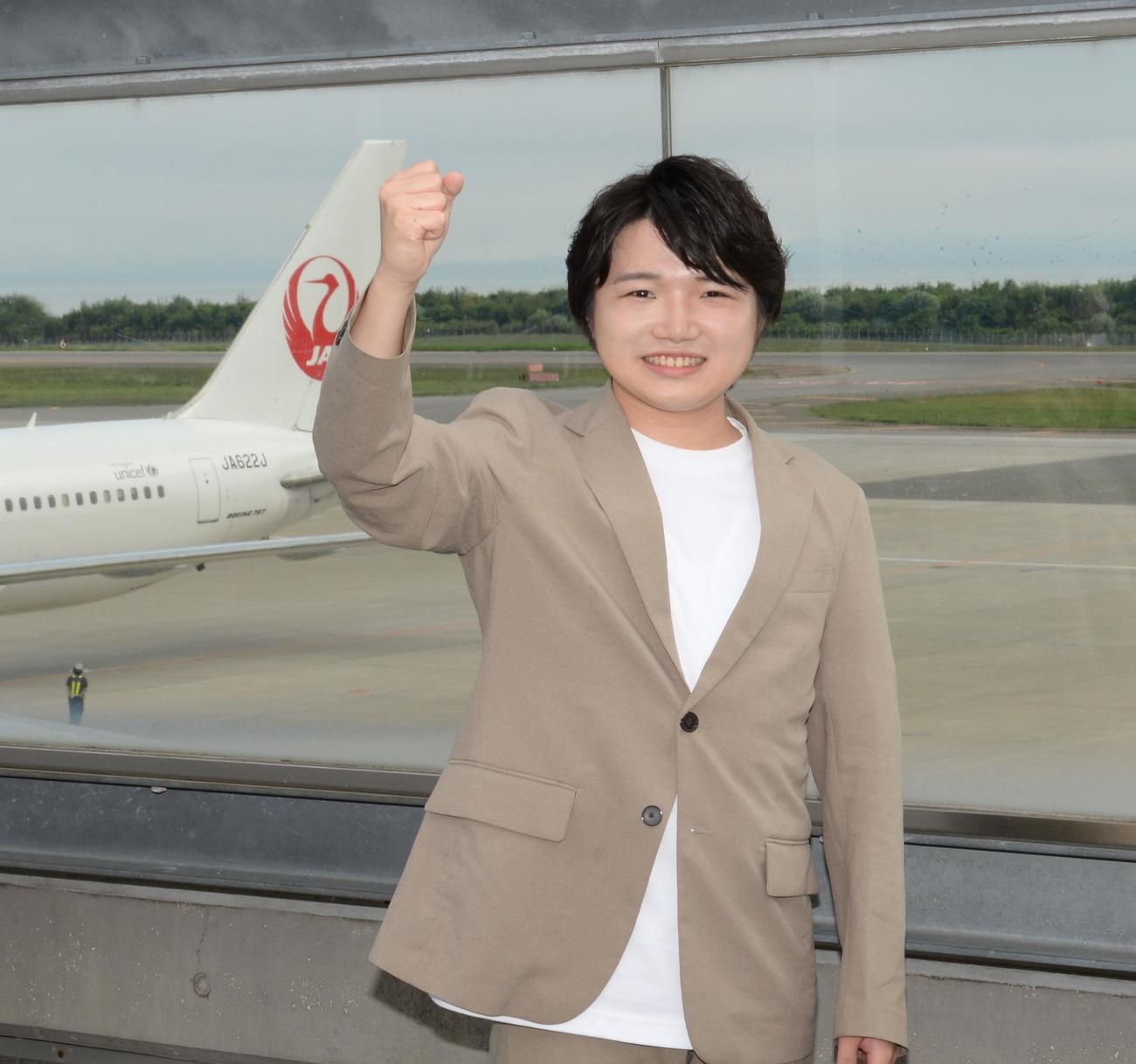 奥尻島へ飛ぶ飛行機が着陸できずに函館空港へ逆戻り。でも頑張るぞと気合を入れる小山雄大