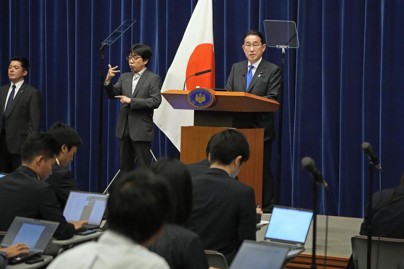 記者会見で自民党総裁選への不出馬を表明する岸田首相（共同）