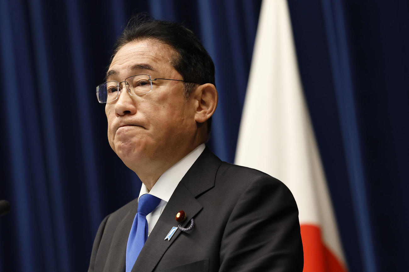 記者会見で自民党総裁選への不出馬を表明する岸田首相（共同）