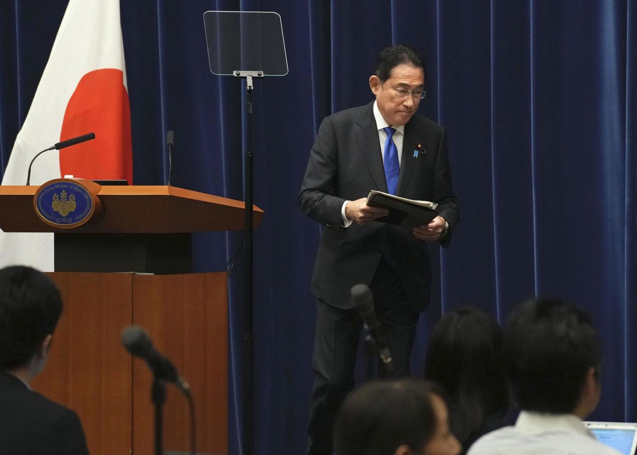 記者会見を終え、退室する岸田首相（共同）