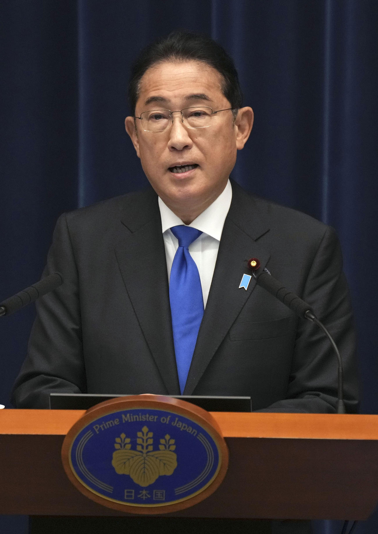 記者会見で自民党総裁選への不出馬を表明する岸田首相（共同）