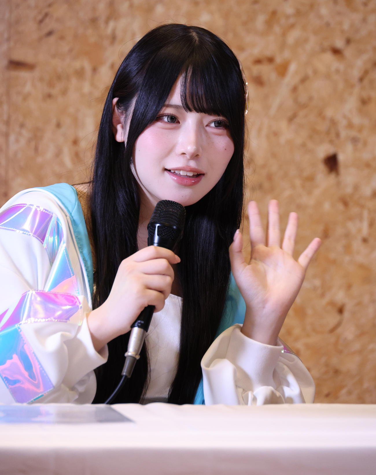 生配信の視聴者に手を振るMumeixxx（撮影・中島郁夫）
