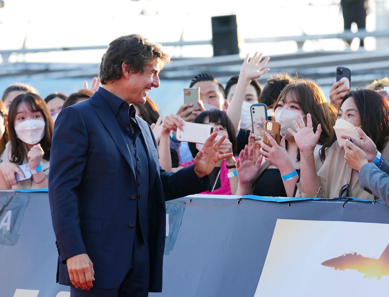 映画「トップガン　マーヴェリック」ジャパンプレミアでファンと言葉を交わすトム・クルーズ（2022年5月撮影）