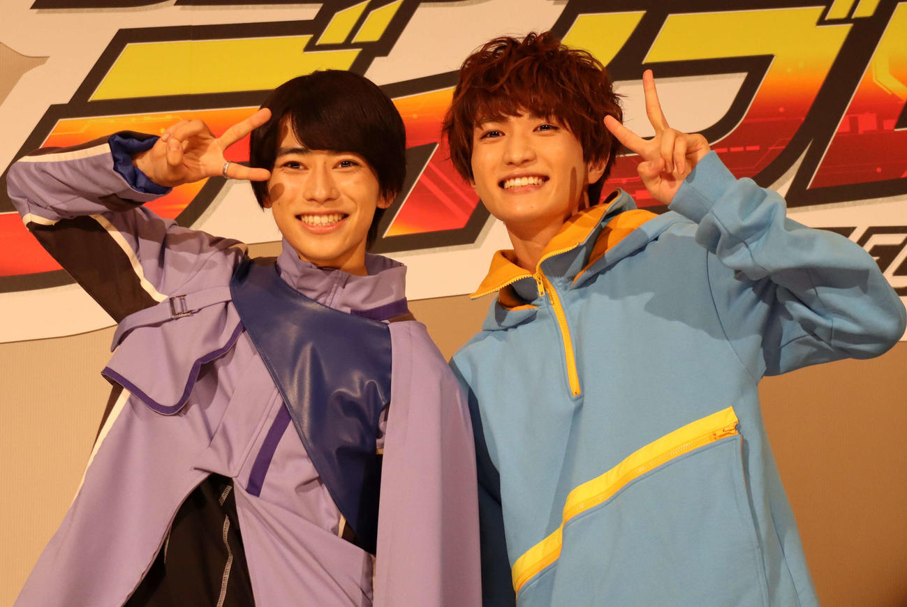 「仮面ライダーガッチャード＆仮面ライダーガヴ　バトンタッチイベント」に出席した本島純政（左）知念英和